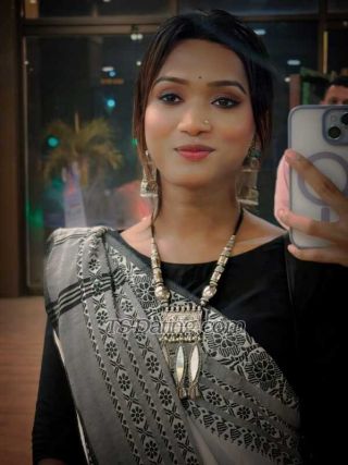 trans girl AluringAhira 5203812