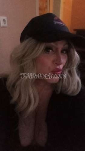 trans girl Ambratrx 9784003