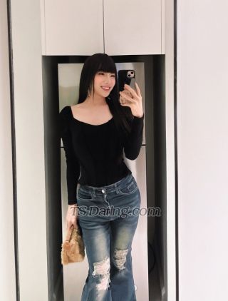 trans girl Emilia0402 8812389