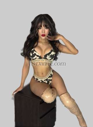 trans girl Famemassive 7902618