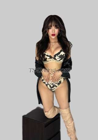 trans girl Famemassive 7902649