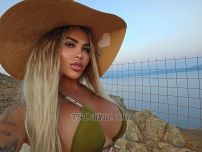 LaraBelmondo Constanta Transex Anmut, Charme und ein Hauch von Geheimnis – das bin ich. Eine wunderschöne Transfrau, die gute Gesellschaft, bedeutungsvolle Gespräche und die Kunst der Verbindung liebt. Ich glaube, wahre Freude beginnt mit Eleganz und Selbstvertrauen, und ich bin stolz darauf, beides zu bieten. Mein Stil ist feminin und kultiviert, meine Präsenz warm und einladend. Ob wir bei einem Glas Wein gemeinsam lachen oder ruhige Momente genießen, die sich nicht in Worte fassen lassen, ich sorge dafür, dass sich jede Begegnung besonders und unvergesslich anfühlt. Wenn Sie Klasse, Chemie und Authentizität schätzen, lassen Sie uns gemeinsam die Zeit anhalten.