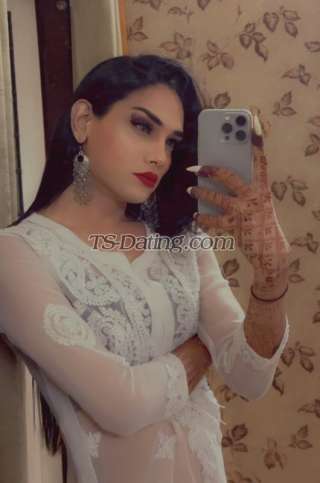 trans girl MistressNaira 8471322