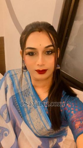 trans girl Modhumondal 8785619
